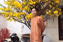 Hoài Linh ăn mặc giản dị bất ngờ sau khi vắng bóng trên sân khấu