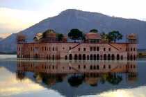 Lời đồn ma ám trong cung điện bị bỏ hoang