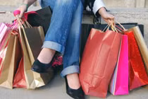 “Săn” loạt hàng hiệu giảm giá cuối tuần