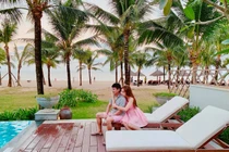 Bất ngờ với thời trang du lịch đầu năm của sao Việt 