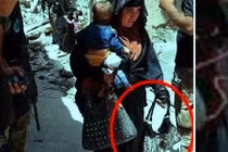 Lạnh người cảnh nữ nghi phạm IS bế trẻ con đi đánh bom liều chết