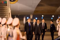 Video: Lễ đón Tổng thống Donald Trump tại sân bay Nội Bài