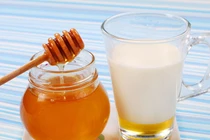 Điều gì xảy ra với cơ thể khi uống sữa mật ong trước khi ngủ?