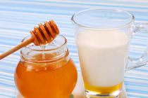Điều gì xảy ra với cơ thể khi uống sữa mật ong trước khi ngủ?