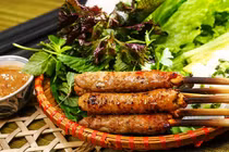 Nên thử những món ăn vặt gì khi đến quê hương Đàm Vĩnh Hưng?