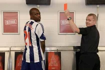 Cầu thủ Anh “khoe” ảnh trong toilet... cảnh báo ung thư