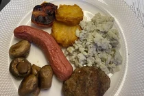 Suất ăn khoang hạng nhất bị “chê dở”, hãng bay phải xin lỗi