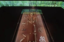 Manh mối mới về mộ chôn pháp sư và đứa trẻ 9.000 năm trước 