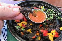 Tận mục quá trình sơ chế món sâu Mopane đặc sản của Châu Phi