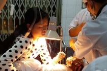 Thương tâm bé trai 13 tháng tuổi cháy như đuốc vì bỏng xăng