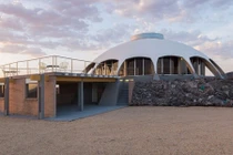 Tận mục ngôi nhà nằm đơn độc trên miệng núi lửa