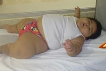 Choáng với bé trai 10 tháng to bằng đứa trẻ 9 tuổi