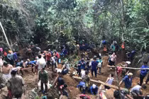 Nghe tin đào được đá quý trị giá 5 tỷ đồng, ngàn người đổ lên núi