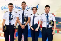 Nữ cơ phó 9x xinh đẹp hé lộ cơ mật sau những chuyến bay