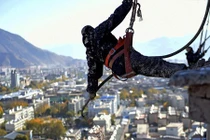 Tận mục công việc sơn nhà chùa trên cao cực nguy hiểm