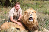 Kỳ lạ chàng trai có sở thích... massage cho sư tử