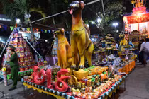 Hàng nghìn người hỗn loạn, giành đồ cúng cầu may giữa đêm ở miền Tây