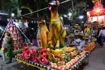 Hàng nghìn người hỗn loạn, giành đồ cúng cầu may giữa đêm ở miền Tây