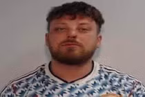 Đi tù vì đấm gãy răng hành khách trên máy bay