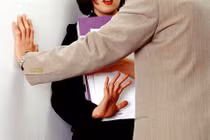 Ghê tởm đàn ông chỉ vì một lần bị sếp lớn tuổi gạ tình