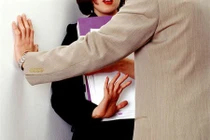 Ghê tởm đàn ông chỉ vì một lần bị sếp lớn tuổi gạ tình