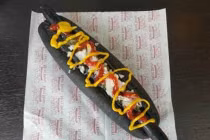 Kinh dị món bánh mì kẹp xúc xích đen thui