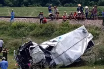 Tàu hỏa tông xe tải nát bét, tài xế nguy kịch