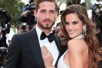 Thủ môn tuyển Đức cầu hôn thiên thần nội y sau thất bại World Cup 