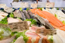 Hàng loạt siêu thị bán cá ươn quá hạn nửa tháng