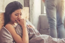 Thấy vợ quyến rũ bước ra từ phòng tắm, chồng lồng lộn như thú dữ 