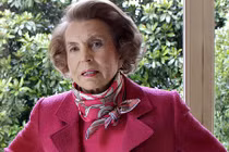 Điều ít biết về người phụ nữ giàu nhất thế giới