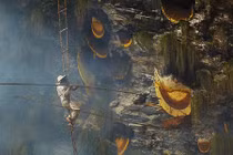 Những công việc nguy hiểm bán mạng trên vách núi