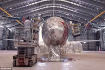 Tò mò công đoạn sơn màu cho máy bay Boeing "khủng"