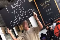 Phát hiện bị người yêu “cắm sừng”, chàng trai ra sân bay làm điều kinh ngạc