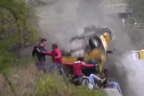 Xe đua mất lái, nhiều khán giả may mắn thoát chết