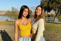 Bí quyết giữ nhan sắc trẻ trung của bà mẹ bị nhầm là hai chị em với con gái