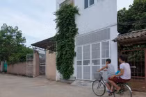 Ngôi nhà màu trắng ở phố huyện xuất hiện nổi bật trên báo Tây