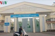 Hiệu trưởng trường điểm ký tiếp nhận 11 học sinh đúng ngày nghỉ hưu