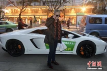 Giao hàng bằng siêu xe: Độc chiêu câu khách của cửa hàng 