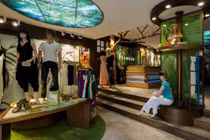 Cửa hàng thời trang Việt xuất hiện đầy ấn tượng trên báo Anh