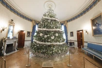 Xem phu nhân Tổng thống Obama trang trí Nhà Trắng dịp Noel