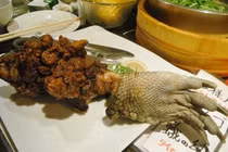 Đi nhà hàng, có ai dám thử món ăn kinh dị này?