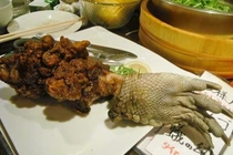 Đi nhà hàng, có ai dám thử món ăn kinh dị này?