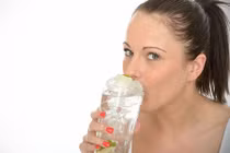 Rủi ro rình rập sức khỏe khi uống nước đá 