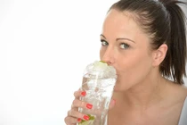 Rủi ro rình rập sức khỏe khi uống nước đá 