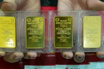 Giá vàng hôm nay 7/3: Đại gia tháo chạy, vàng tụt đáy