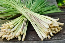 Dùng sả bạn sẽ tiết kiệm được cả đống tiền mua mỹ phẩm trị mụn