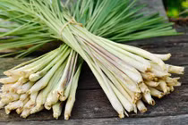 Dùng sả bạn sẽ tiết kiệm được cả đống tiền mua mỹ phẩm trị mụn