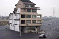 Phản cảm nhà gây “ngứa mắt” trên đường phố