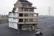 Phản cảm nhà gây “ngứa mắt” trên đường phố